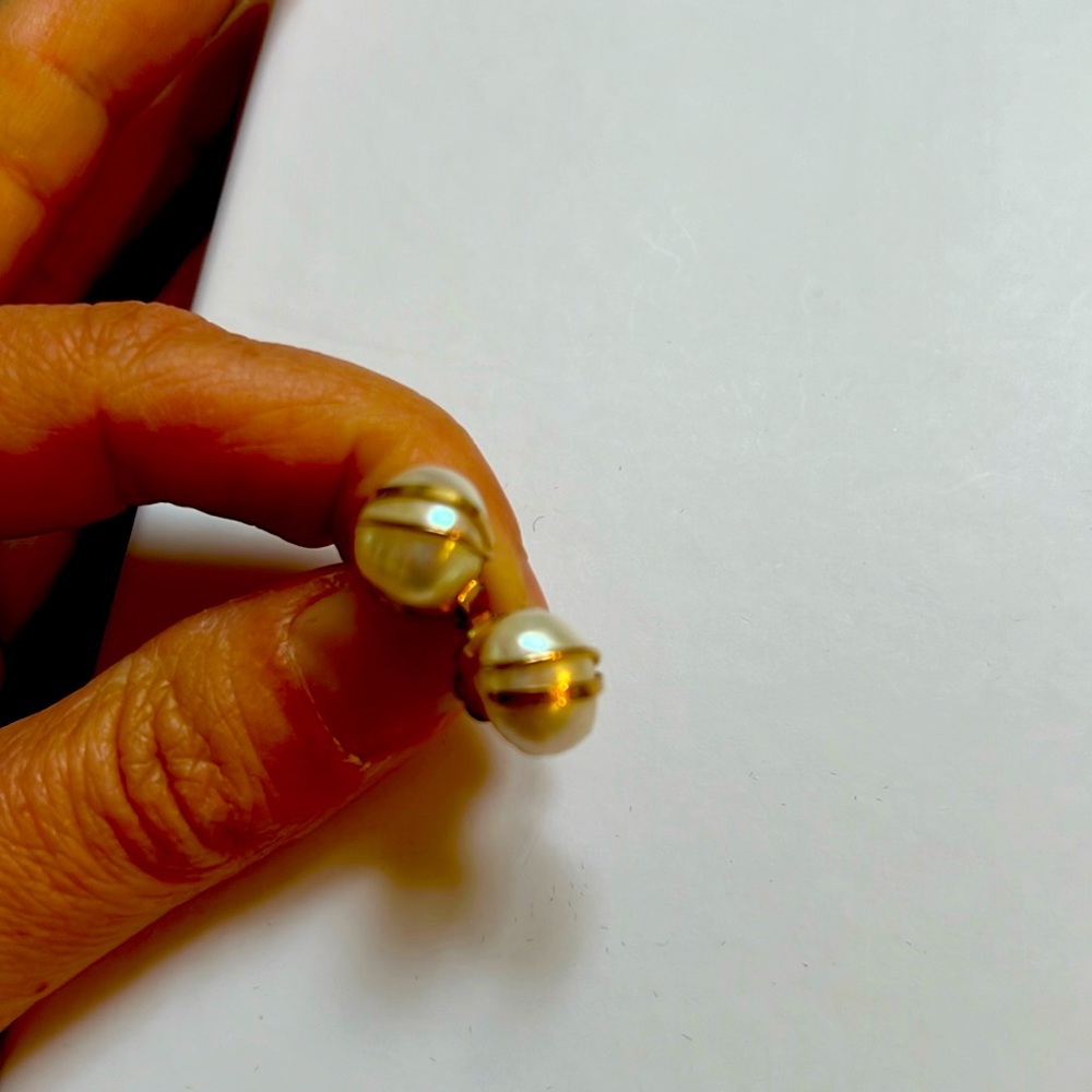 Pearl and 14k gold studs